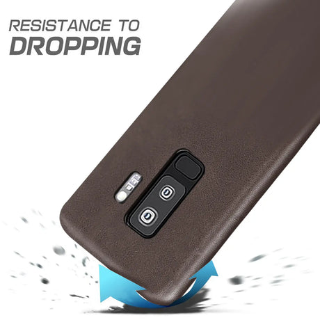 Hartschalen-Handyhülle mit Kunstleder-Außenseite in Schwarz, Braun oder Rot.