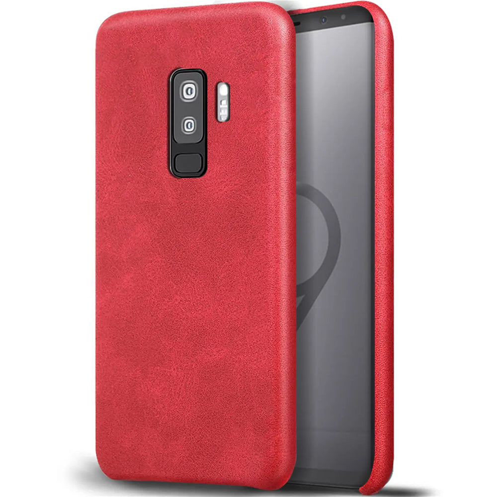 Hartschalen-Handyhülle mit Kunstleder-Außenseite in Schwarz, Braun oder Rot.