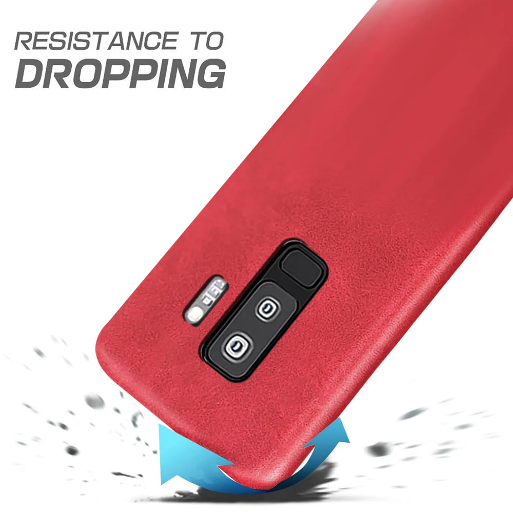 Hartschalen-Handyhülle mit Kunstleder-Außenseite in Schwarz, Braun oder Rot.