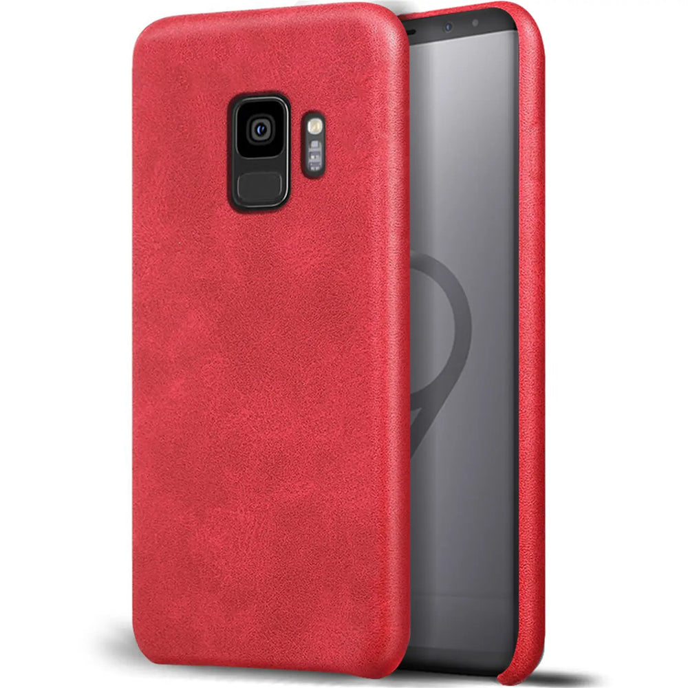 Hartschalen-Handyhülle mit Kunstleder-Außenseite in Schwarz, Braun oder Rot.