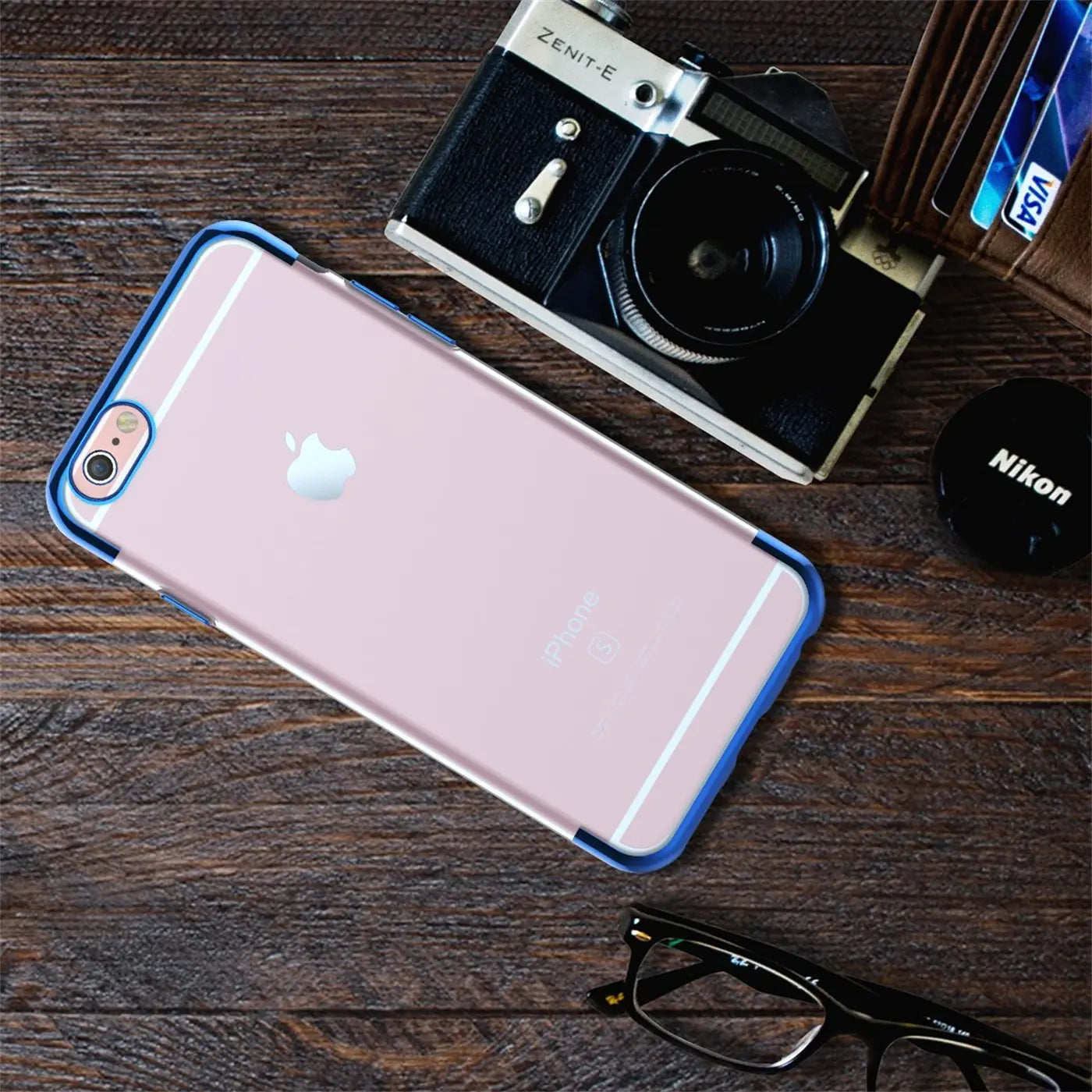 iPhone 6/6S Hülle, transparent mit blauem Rand, von oben fotografiert.