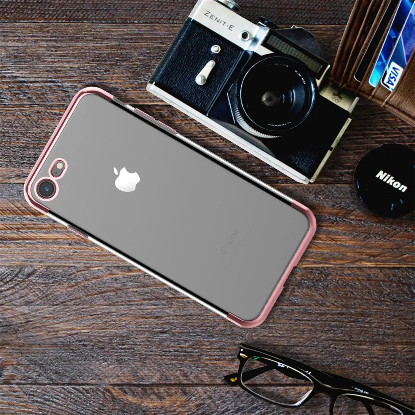 iPhone 7/8/SE mit transparenter Hülle, roségoldener Rand, von oben, Holzuntergrund