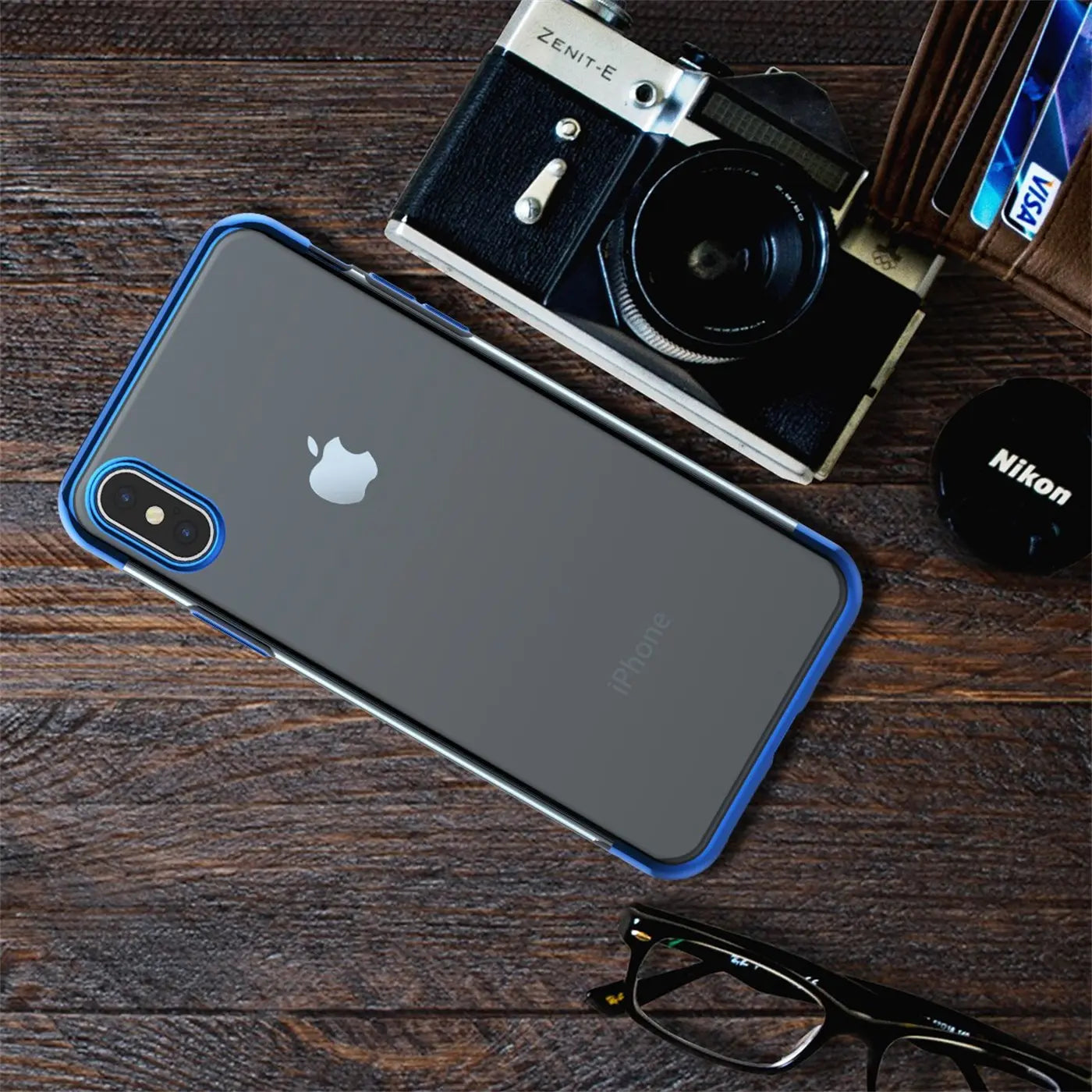 iPhone Xs Max mit blauer Hülle, klare Rückseite, von oben fotografiert.