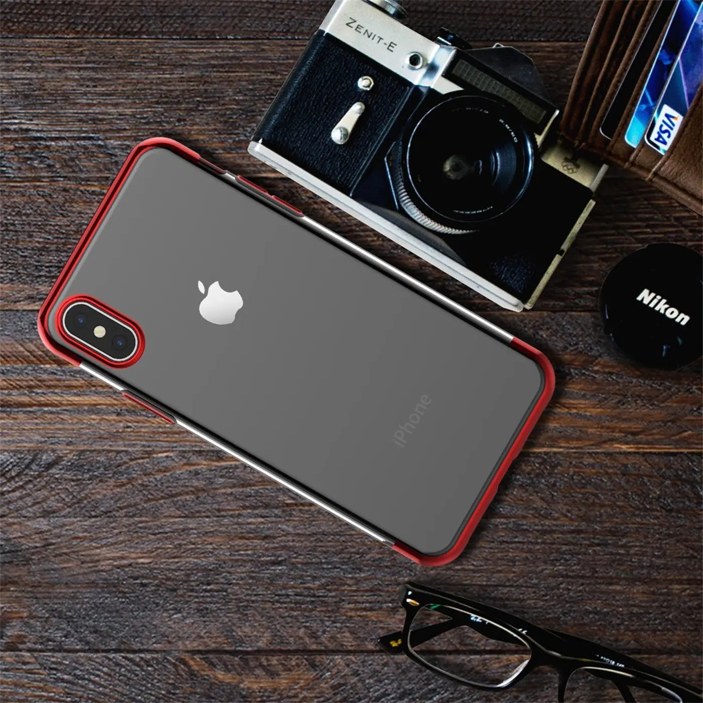 iPhone Xs Max mit rotem Rand, klare Rückseite, von oben, auf Holz