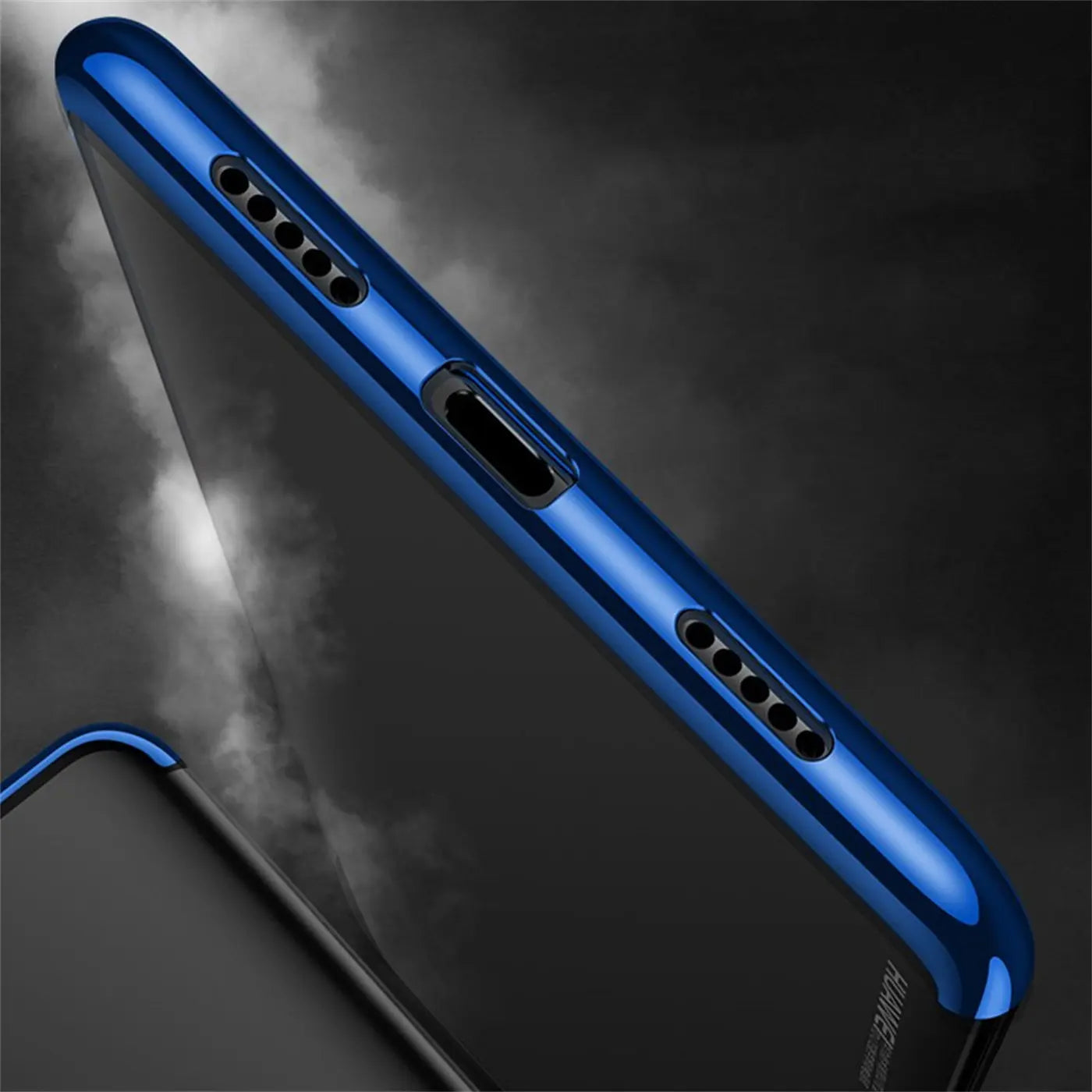 Blaue Hülle mit Farbrand, Nahaufnahme, Huawei P20 erkennbar.