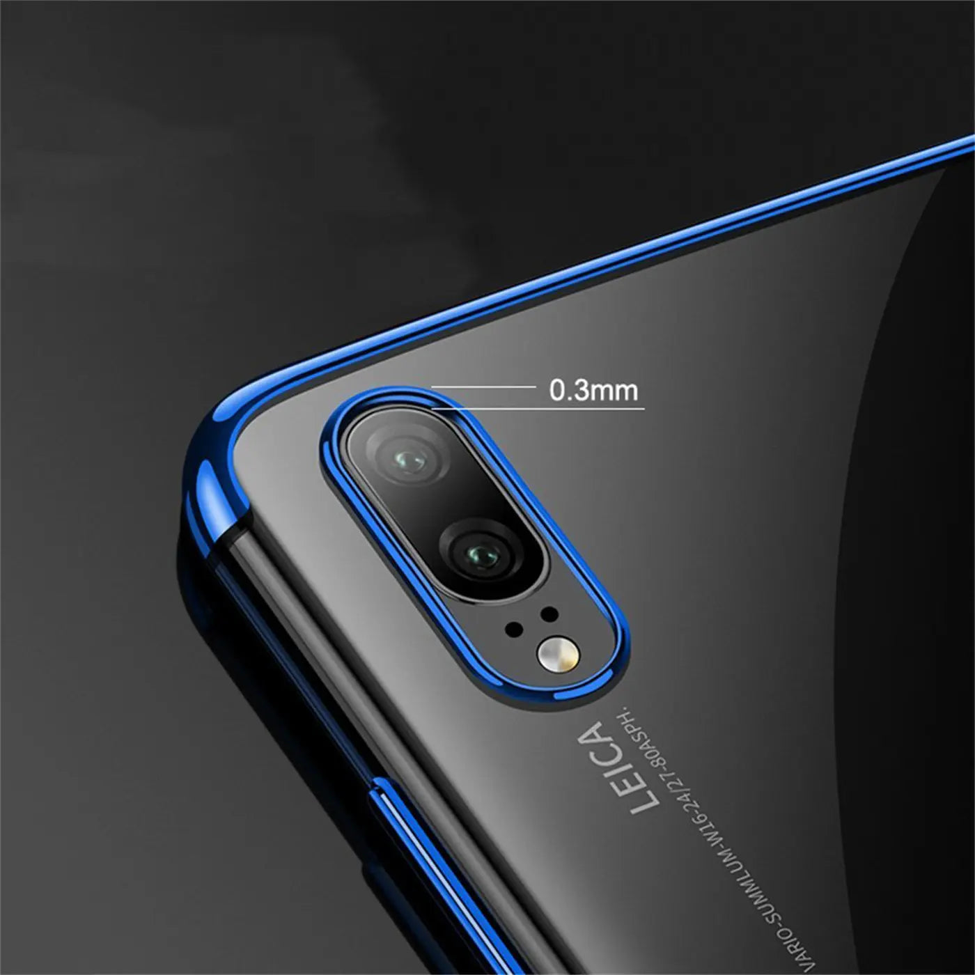 Huawei P20: Klare Hülle mit blauem Rand, Nahaufnahme der Kamera, von oben links.