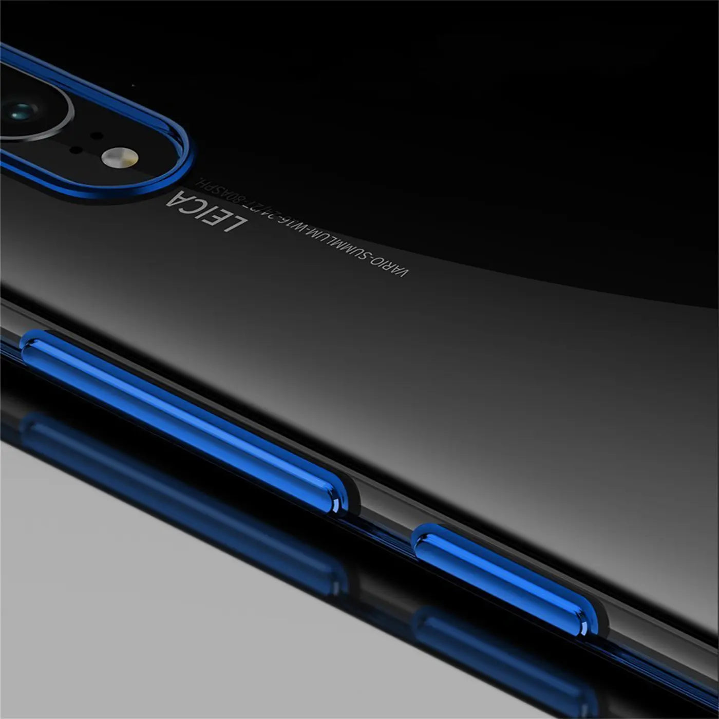 Huawei P20 mit blauer Hülle, Nahaufnahme, Rückseite mit Kamera und Leica-Logo