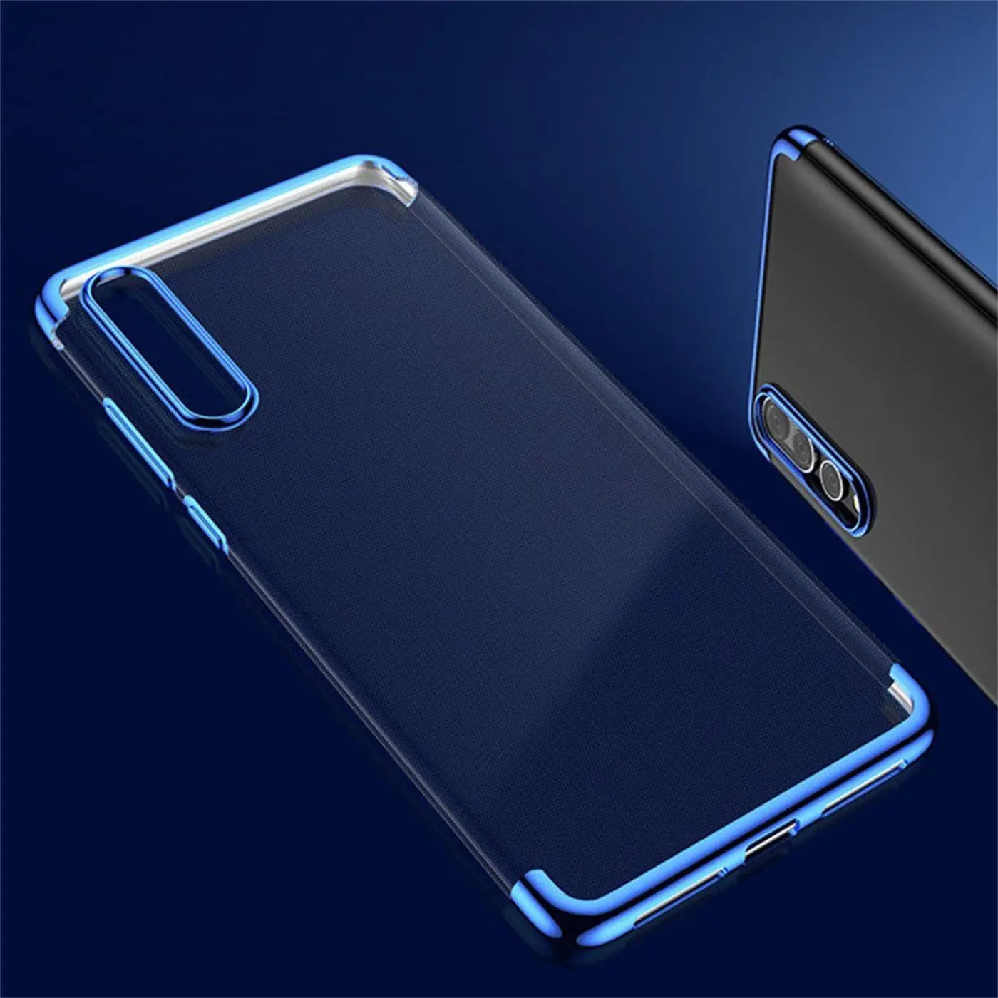 Transparente Hülle mit blauem Metallrand für Huawei P20, von schräg oben fotografiert.