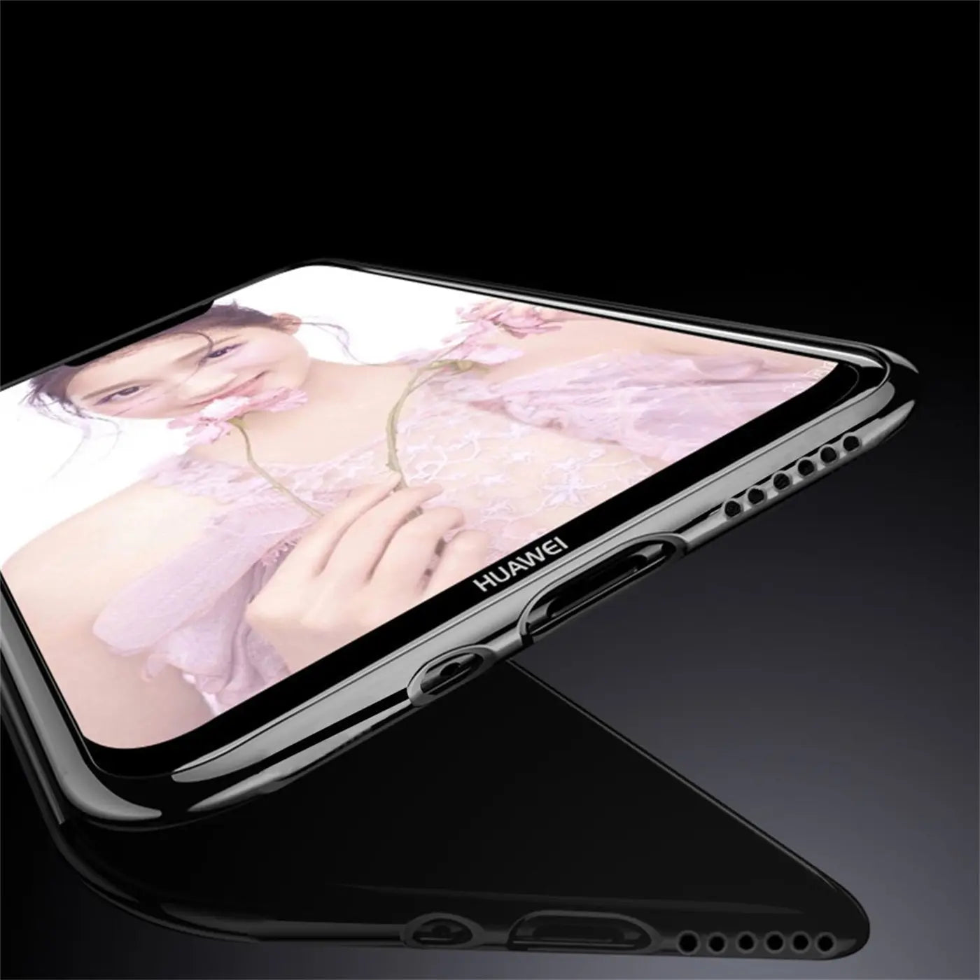 Huawei P20 Lite in klarer Hülle mit schwarzem Rand, von schräg oben, mit Frau auf dem Display.