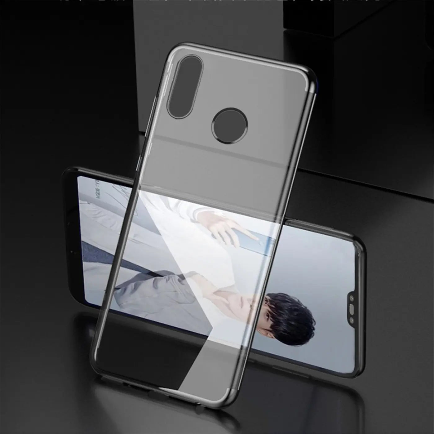 Transparente Hülle mit grauem Rand, auf Huawei P20 Lite liegend, von schräg oben