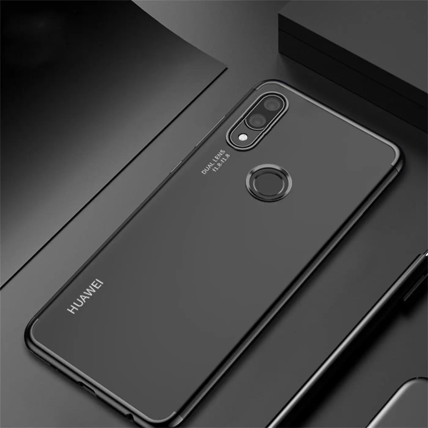 Schwarze Hülle mit Farbrand für Huawei P20 Lite, Rückansicht, glänzendes Material.