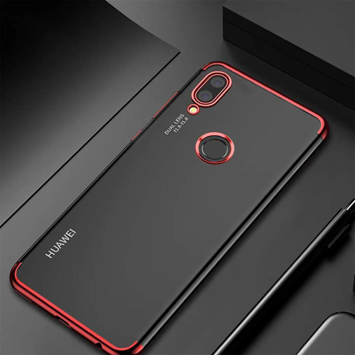 Transparente Handyhülle für Huawei P Smart 2019 mit farblichen Akzenten in Schwarz, Rot, Blau oder Roségold.