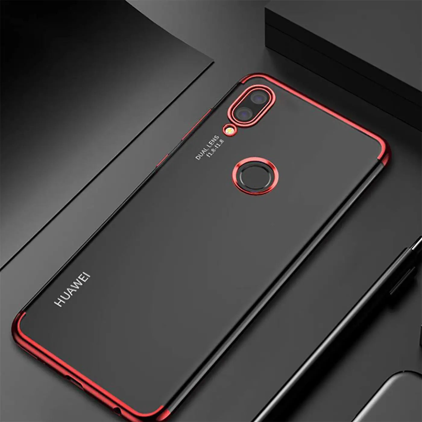 Huawei P Smart 2019 Hülle, schwarz/rot, klare Rückseite, Metallrand, von oben.