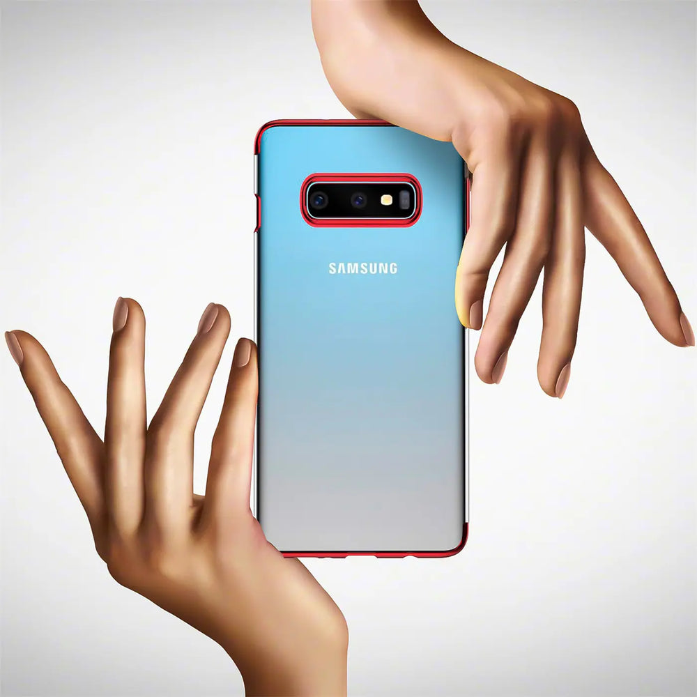 Samsung Galaxy S10 Plus mit roter Hülle, Rückseite von zwei Händen gehalten, Nahaufnahme