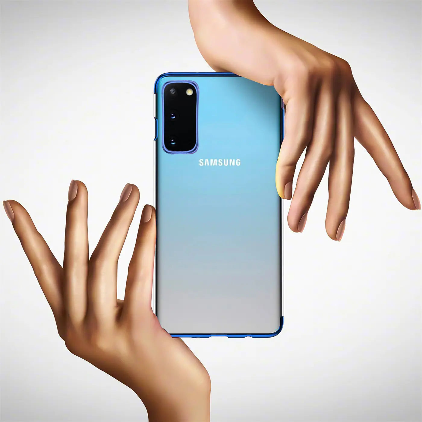 Samsung Galaxy S20, klare Hülle mit blauem Rand, von hinten gezeigt, von Händen gehalten.
