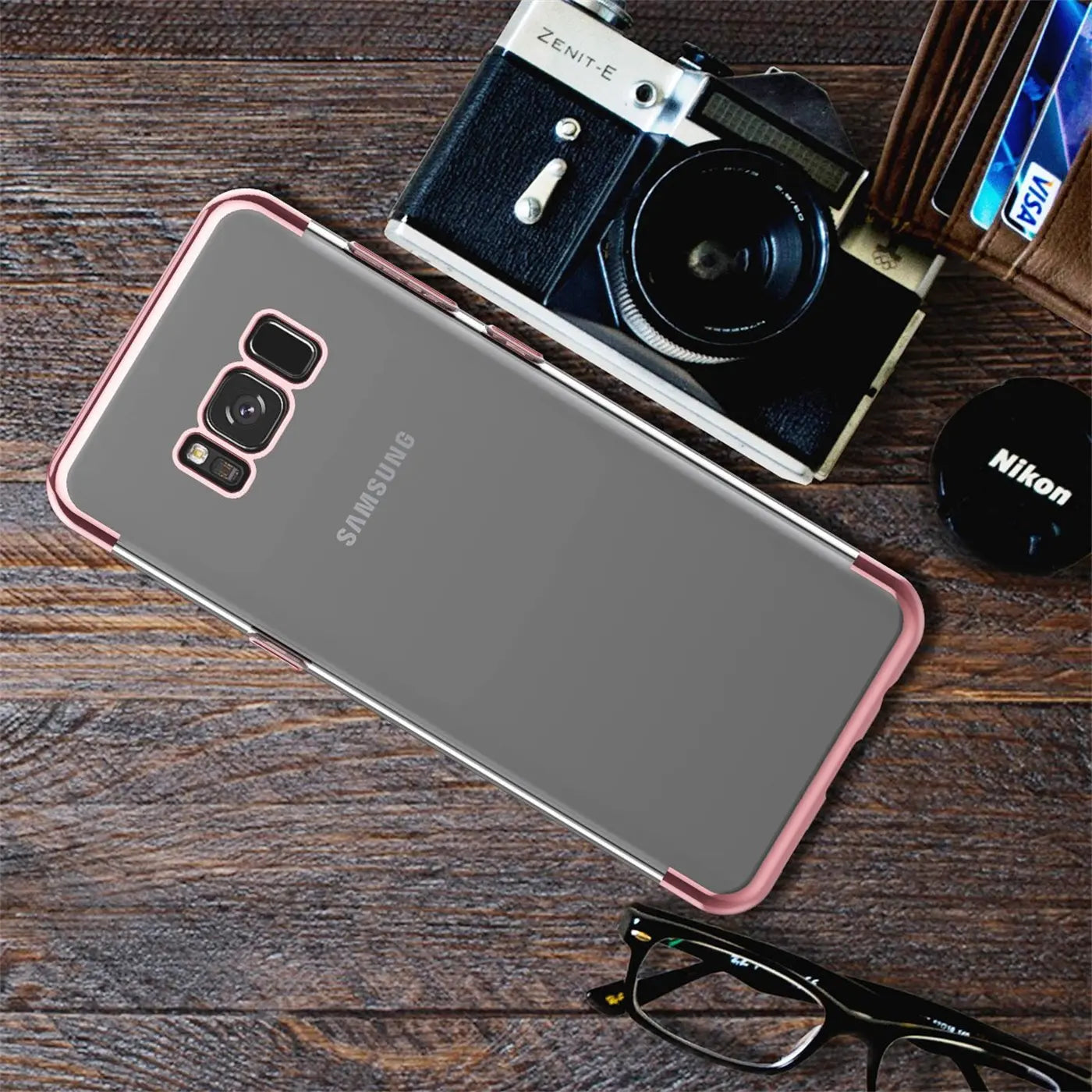 Samsung Galaxy S8 Plus in klarer Hülle mit roségoldenem Rand, von oben fotografiert.