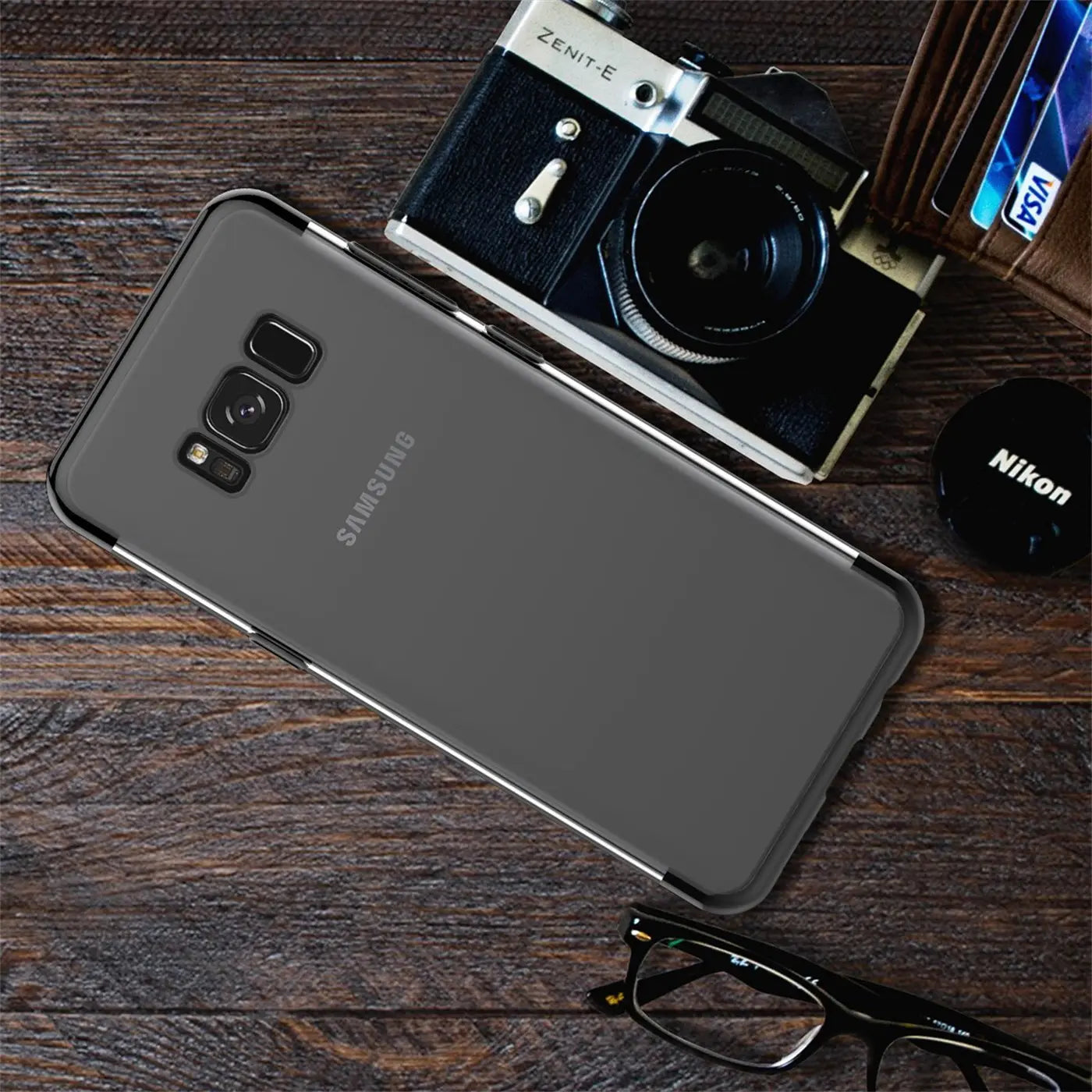 Samsung Galaxy S8 Plus in transparenter Hülle mit silbernem Rand, von oben fotografiert.