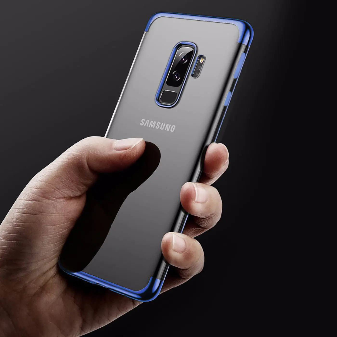 Samsung Galaxy S9 Plus in blauer Hülle, von hinten gezeigt, von rechts gehalten.