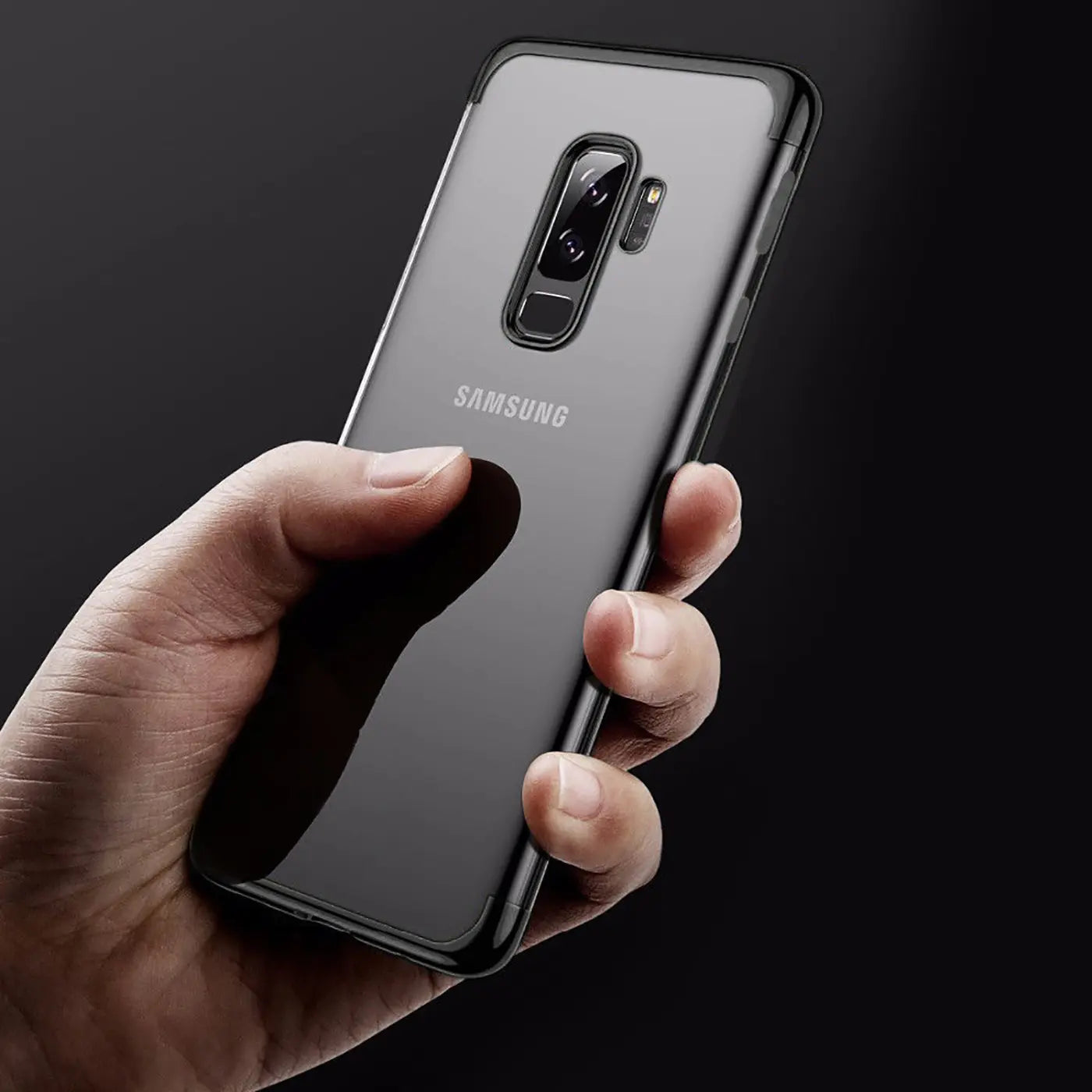 Samsung Galaxy S9 Plus in schwarzer Hülle, von hinten, von oben links, aus Kunststoff.