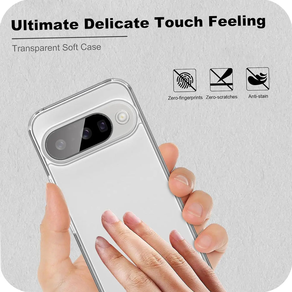 Hand hält ein Google Pixel 10 mit transparentem, ultra-schlankem Soft Case, Rückseite mit Kamera sichtbar.