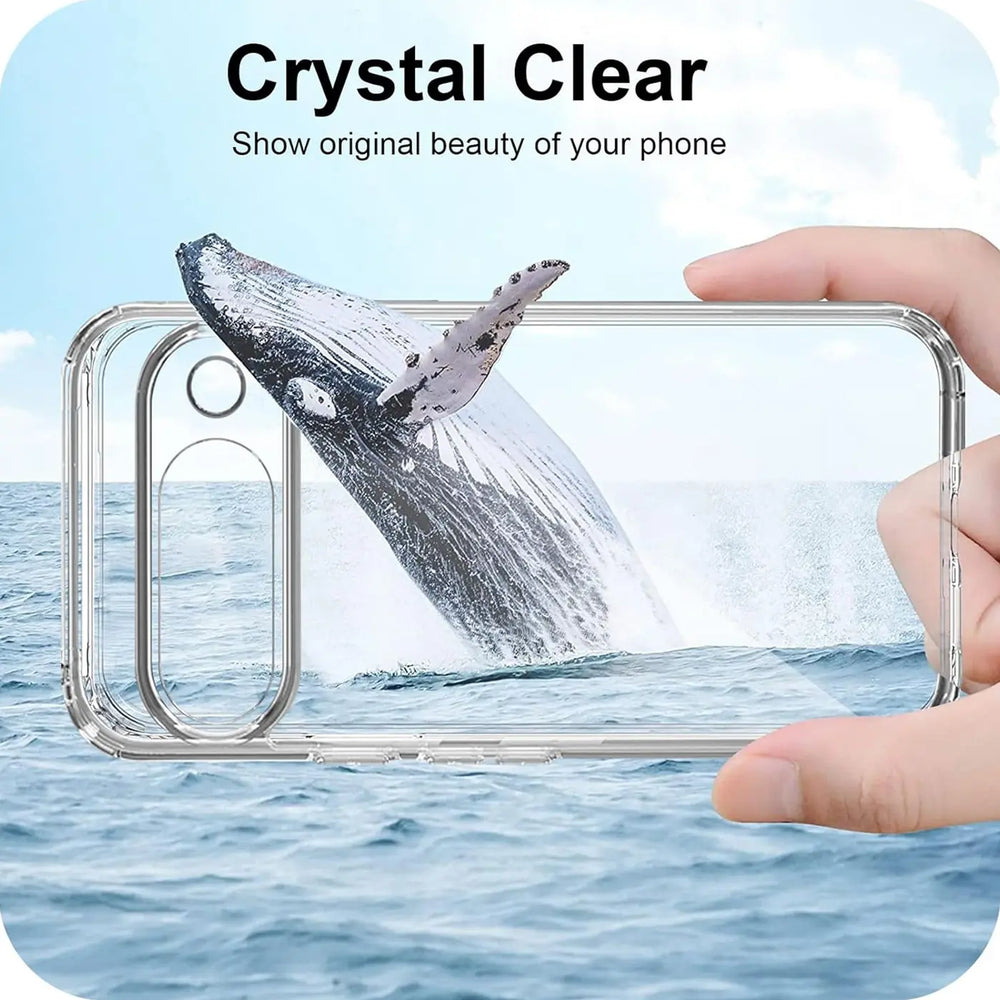 Transparente, ultra-schlanke Silikonhülle für Google Pixel 10, von Hand gehalten, vor Wal im Meer.