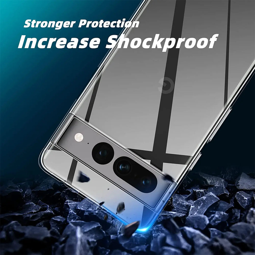 Klares, transparentes Google Pixel 7 Pro Case aus Silikon, schräg von oben auf dunklen Steinen liegend.