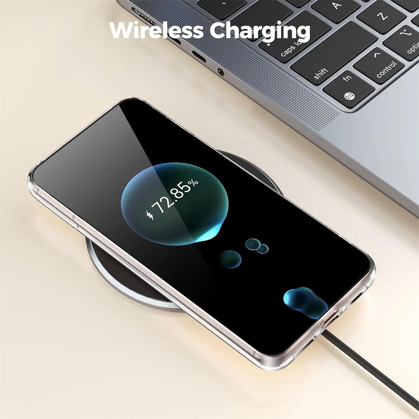 Google Pixel 8 mit transparentem Silikon-Case, von oben links, auf schwarzem Wireless Charger, lädt 72,85%.