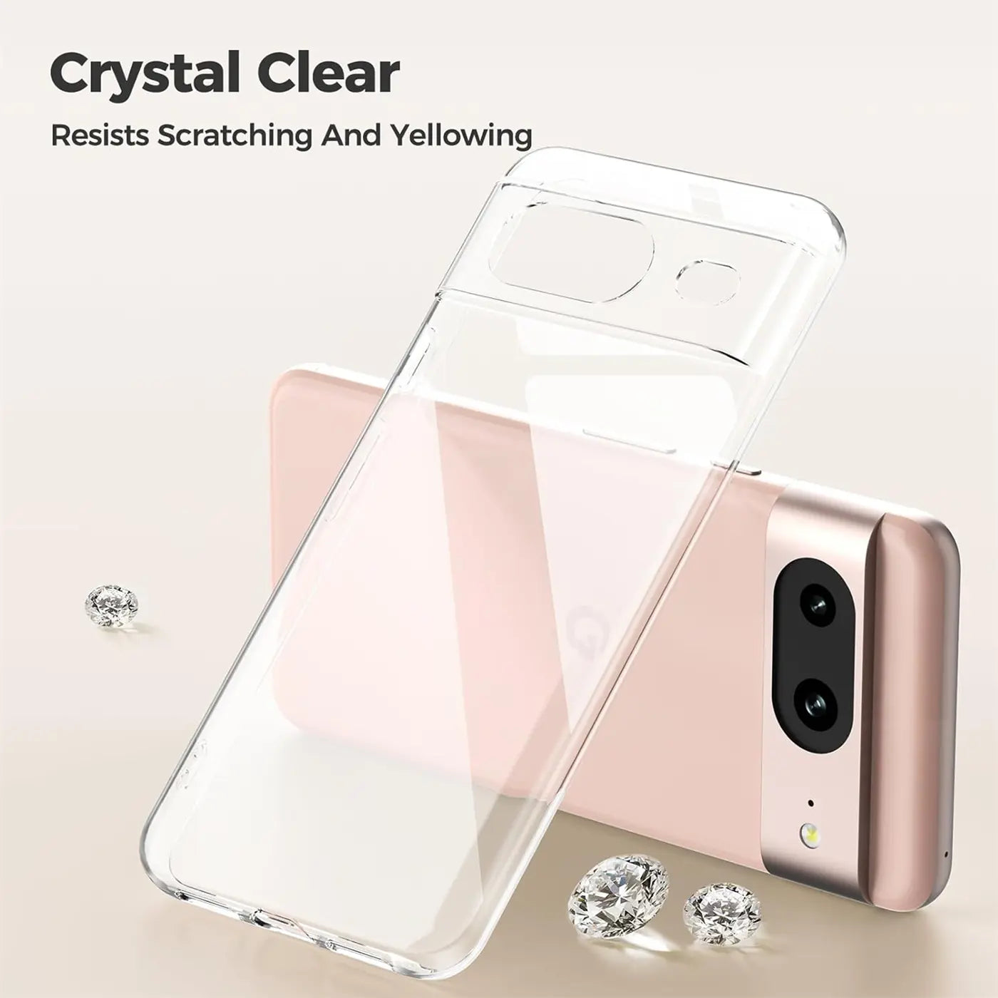 Transparentes, glänzendes Silikon-Case für ein rosafarbenes Google Pixel 8, schräg von oben. Drei Diamanten liegen daneben.