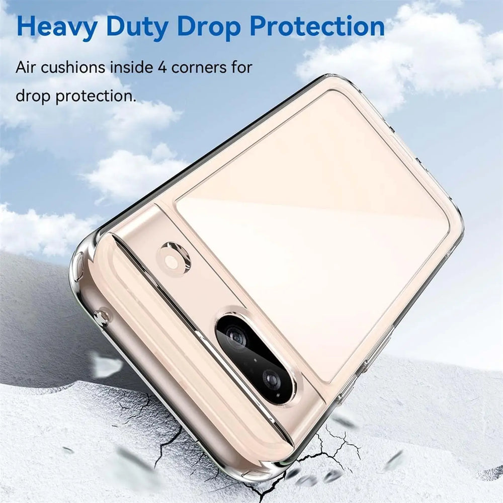 Transparentes, klares Silikon-Case für Google Pixel 8a, schräg von oben auf rissigem Boden vor blauem Himmel.