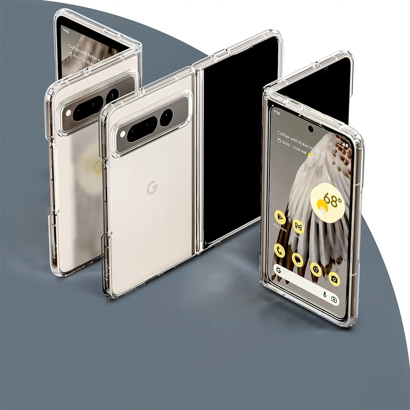 Drei Google Pixel Fold Smartphones in transparenten, ultra-schlanken Kunststoff-Hüllen, schräg von oben auf grauem Grund.