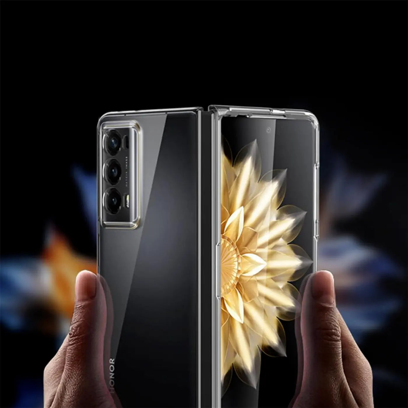 Honor Magic V2 in klarem, dünnem Case, von vorne und hinten gezeigt, von Händen gehalten.