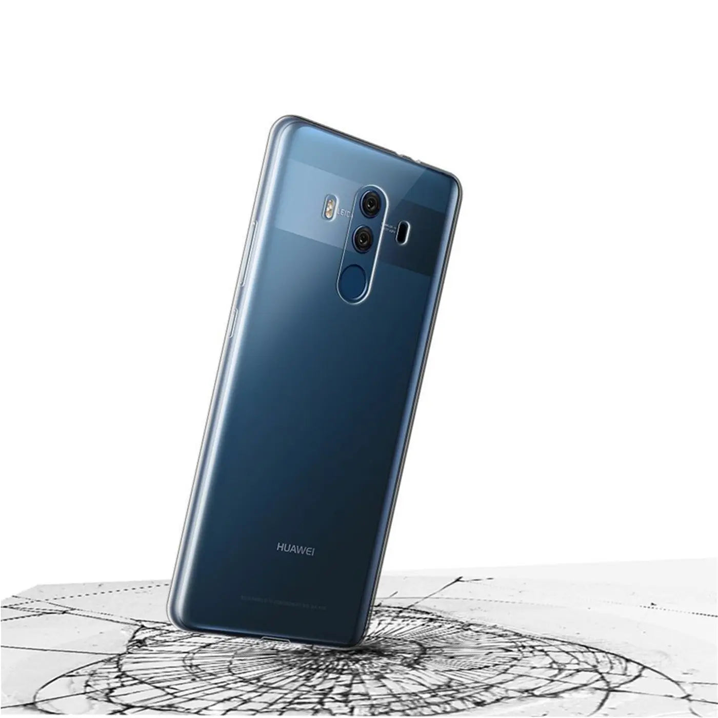 Dunkelblaues Huawei Mate 10 Pro, Rückansicht, auf zerbrochenem Glas liegend.