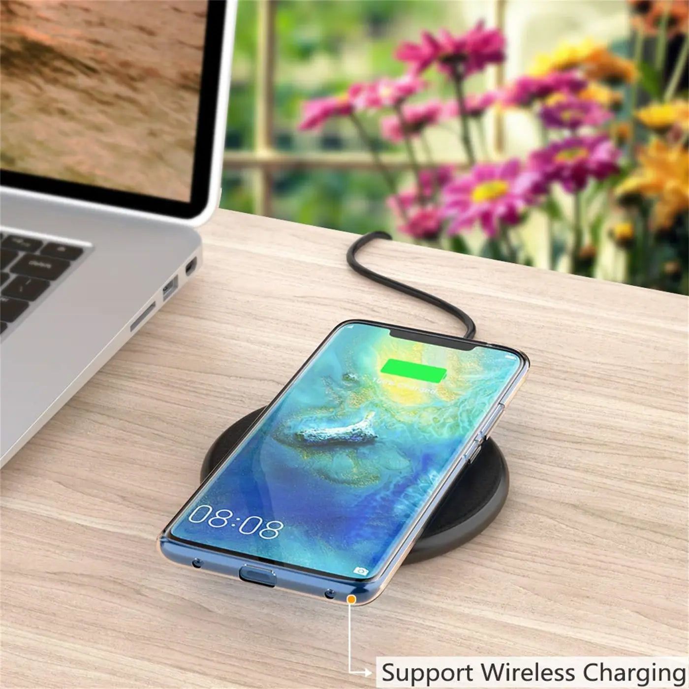 Huawei Mate 20 Pro in klarem Case lädt drahtlos auf schwarzer Ladestation, Nahaufnahme.