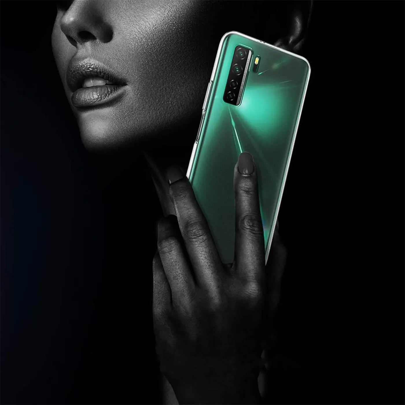 Grünes Huawei P40 Lite 5G, Rückansicht, von oben, in Hand gehalten.