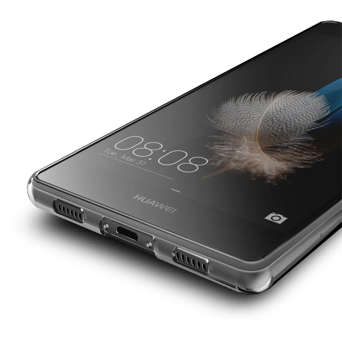 Huawei P8 Lite in klarem, dünnem Kunststoffgehäuse, Nahaufnahme der Unterseite, von schräg unten.