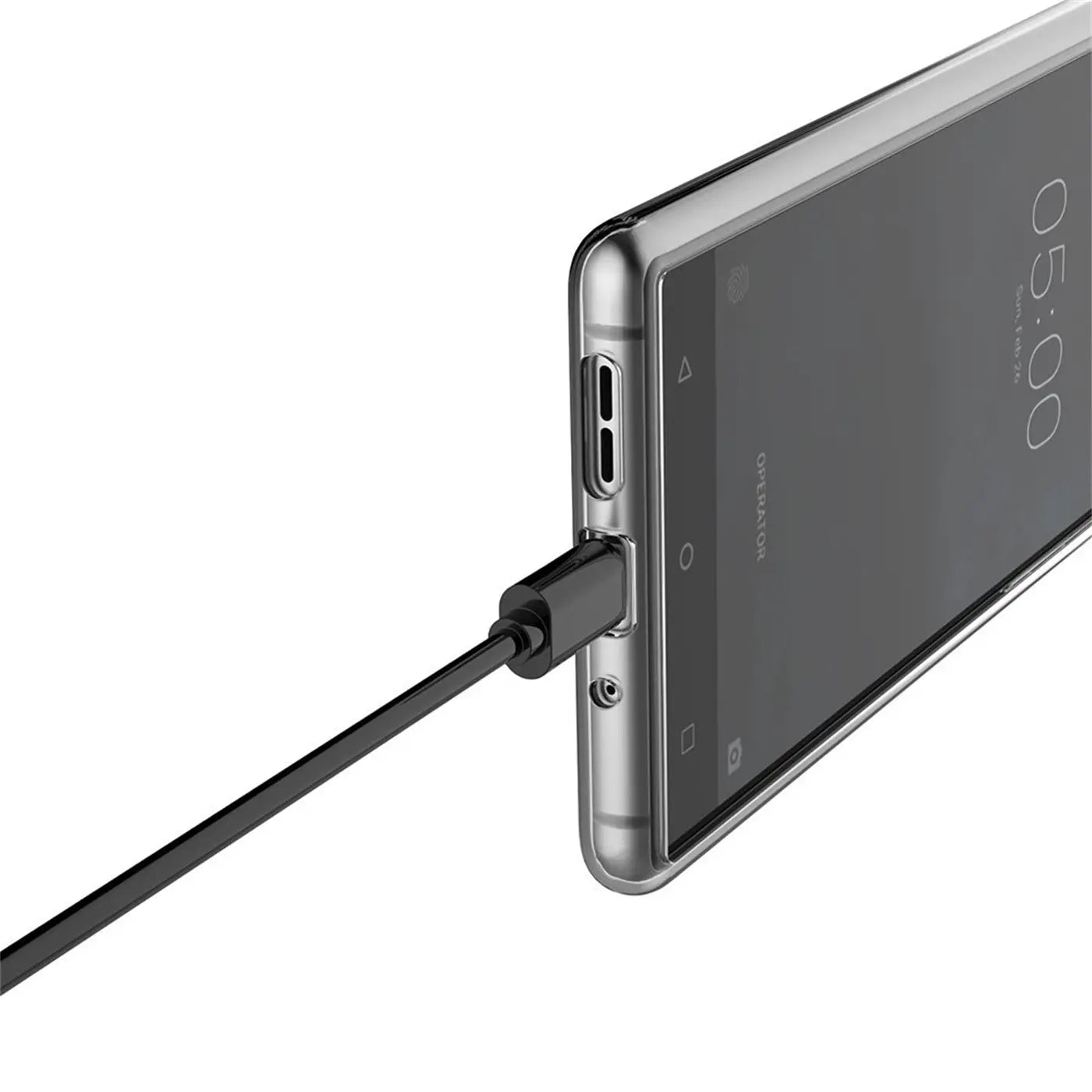 Klares, transparentes Case an Nokia 2.1, Ladekabel eingesteckt, Nahaufnahme von der Seite.