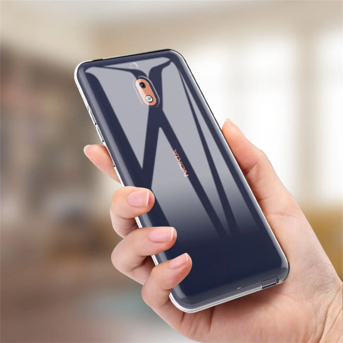 Transparente Hülle aus Kunststoff um ein Nokia 2.1 Smartphone, von oben gehalten.