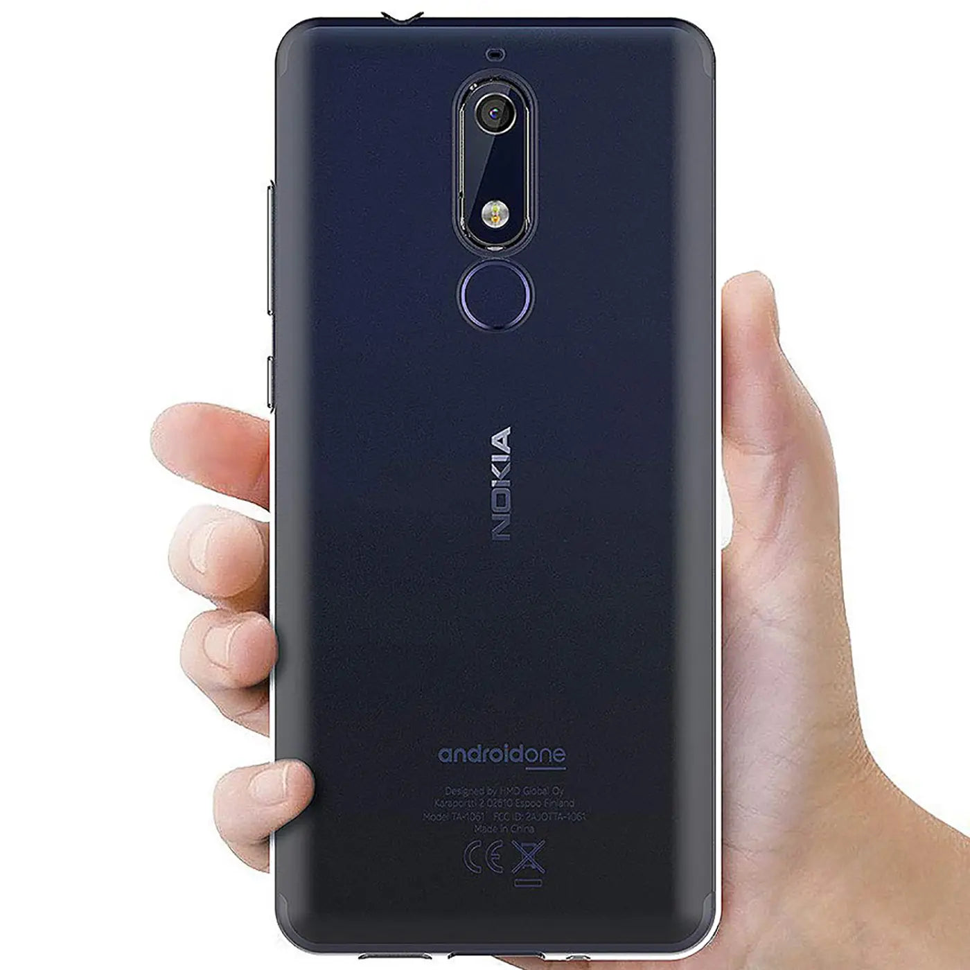 Rückseite eines dunklen Nokia 5.1 Smartphones in einer Hand, von hinten gesehen.