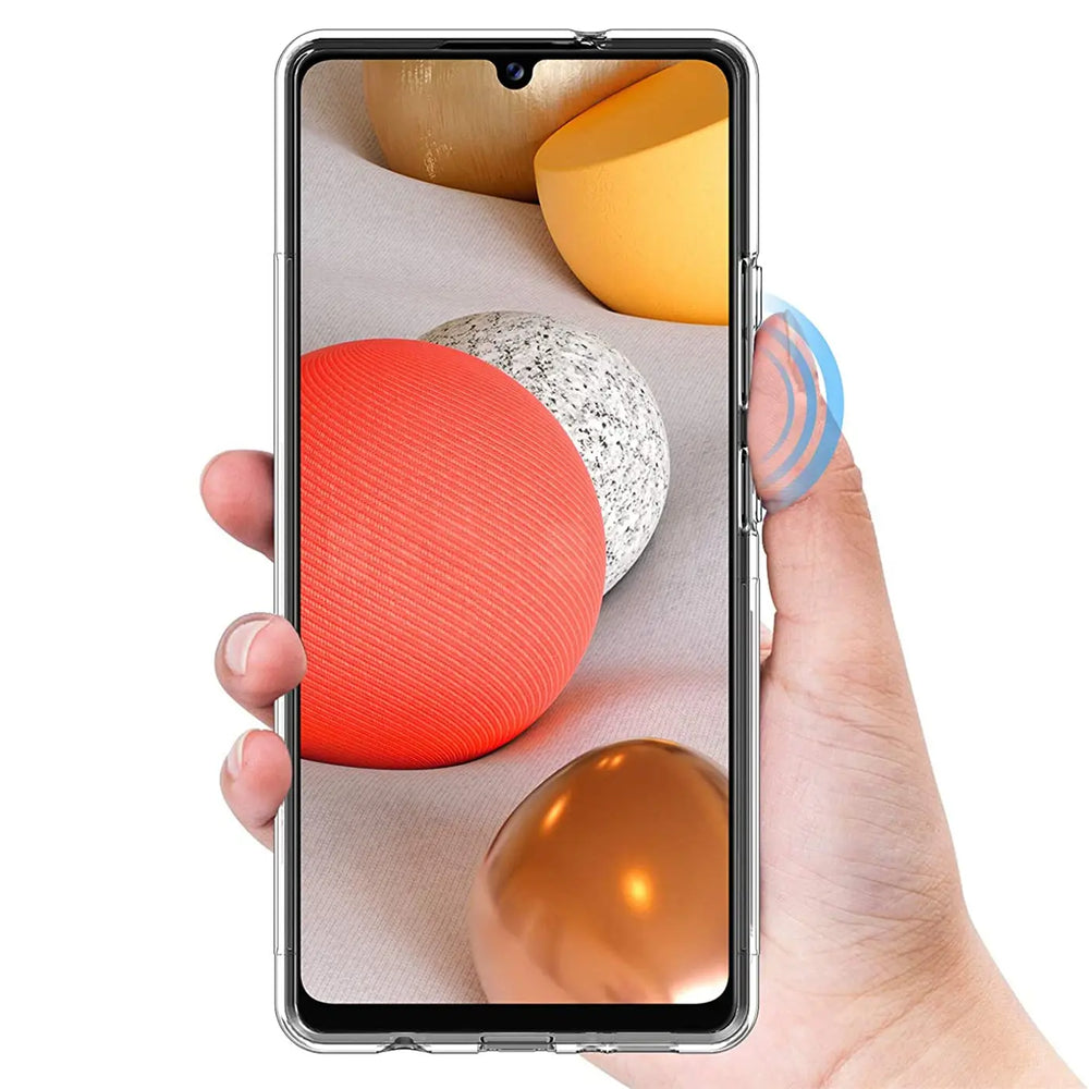 Samsung Galaxy A42 5G in klarer Hülle, von vorne, Hand hält Gerät.