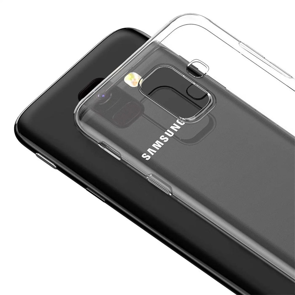 Klares, transparentes Handy-Case aus Kunststoff auf einem schwarzen Samsung Galaxy A6, von schräg oben fotografiert.