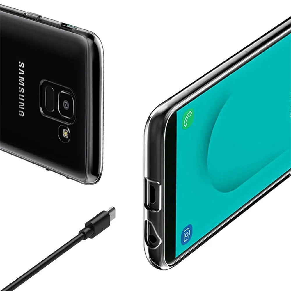 Samsung Galaxy J6 2018 in transparentem Case, von schräg oben, mit Ladekabel.