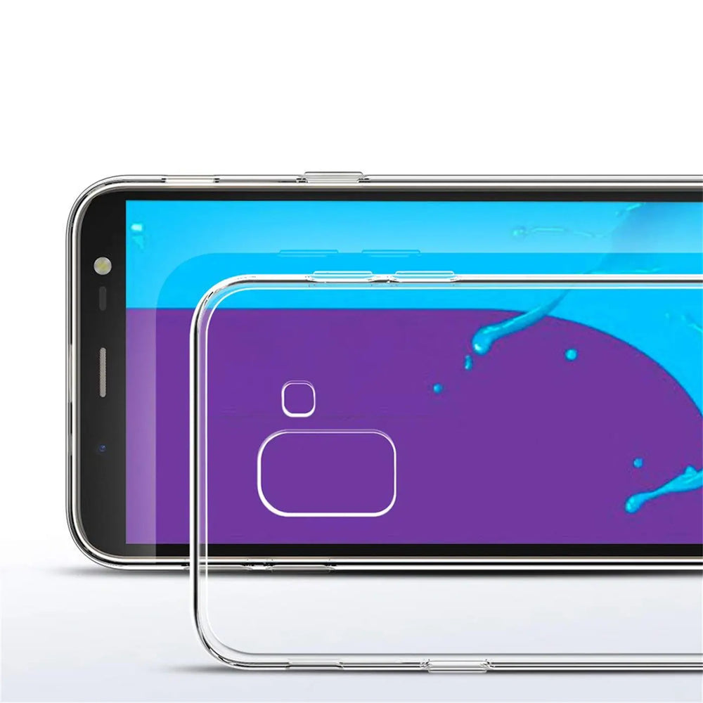 Samsung Galaxy J6 2018 mit durchsichtiger Hülle aus Kunststoff, Nahaufnahme, von vorne.
