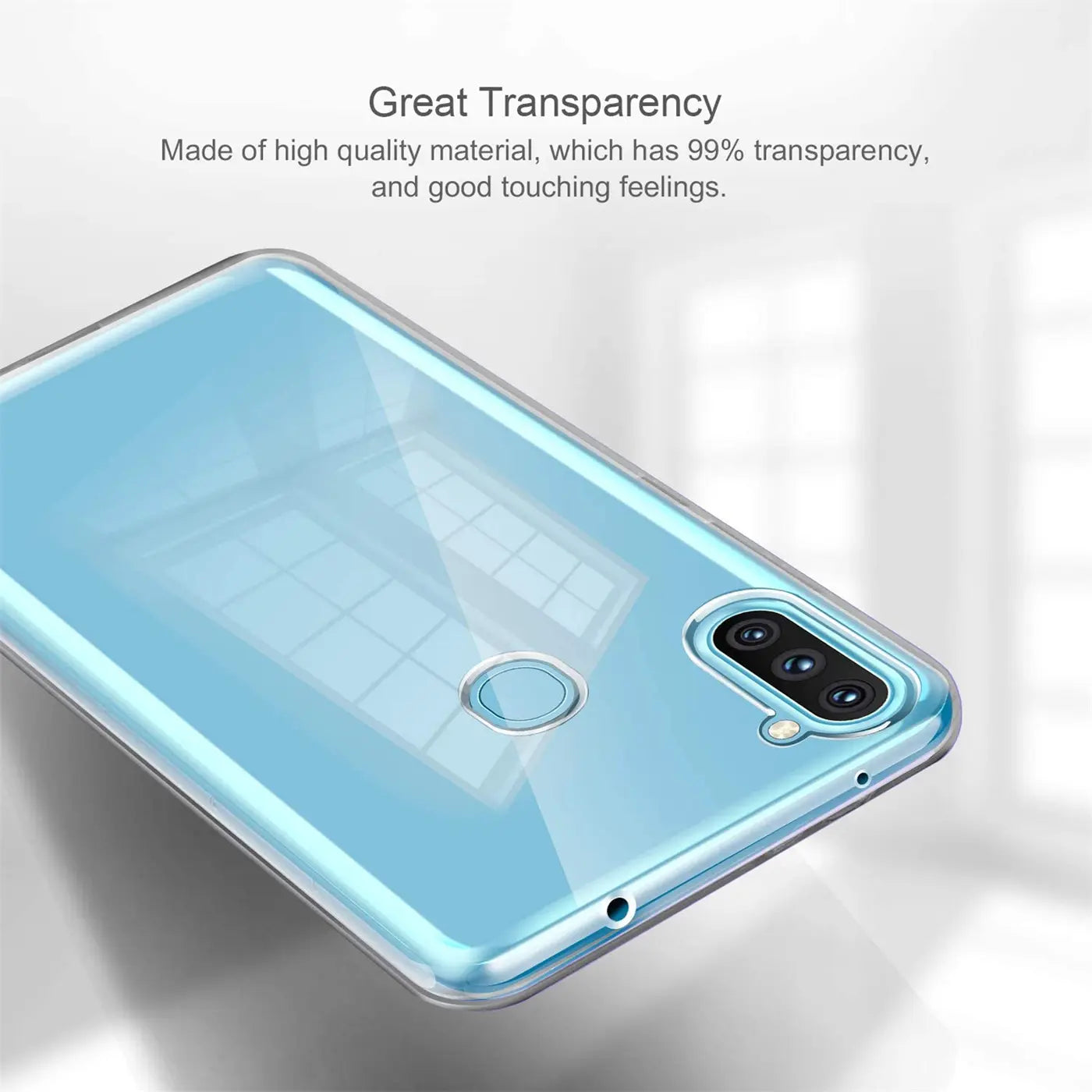 Klares, transparentes Handy-Case aus Kunststoff, von schräg oben, zeigt Rückseite eines Samsung Galaxy M11.