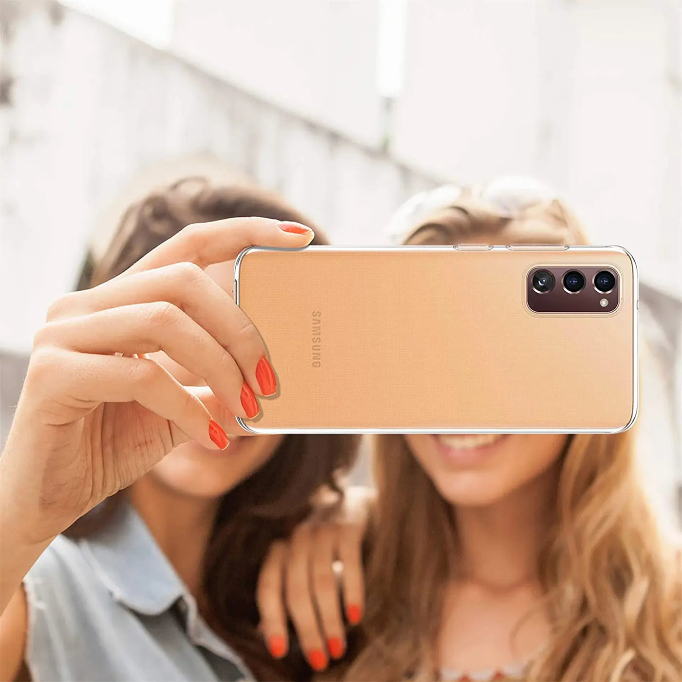 Samsung Galaxy S20 FE in transparentem Case, von hinten, von zwei Frauen gehalten.