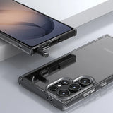 Klares, schlankes Handycase aus Kunststoff, zeigt Samsung S26 Ultra mit S Pen, Nahaufnahme.