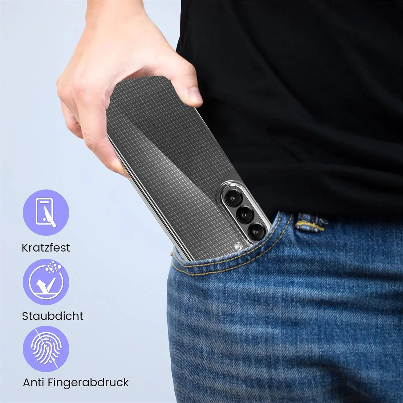 Graues, durchsichtiges Handycase mit Rillenmuster, das in eine Jeans gesteckt wird. Samsung Galaxy Z Fold 5.
