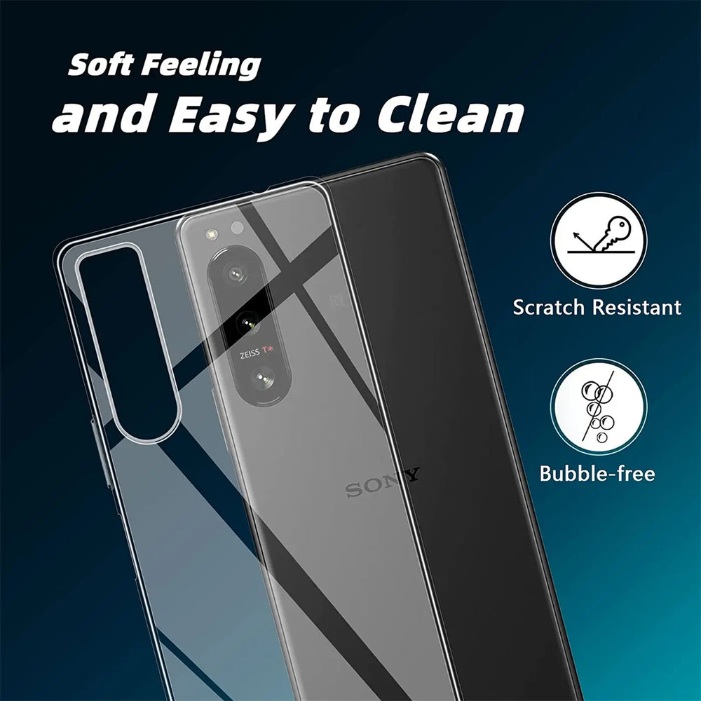 Sony Xperia 5 IV in klarem, flexiblem Case, Rückseite mit Kamera, von schräg oben.