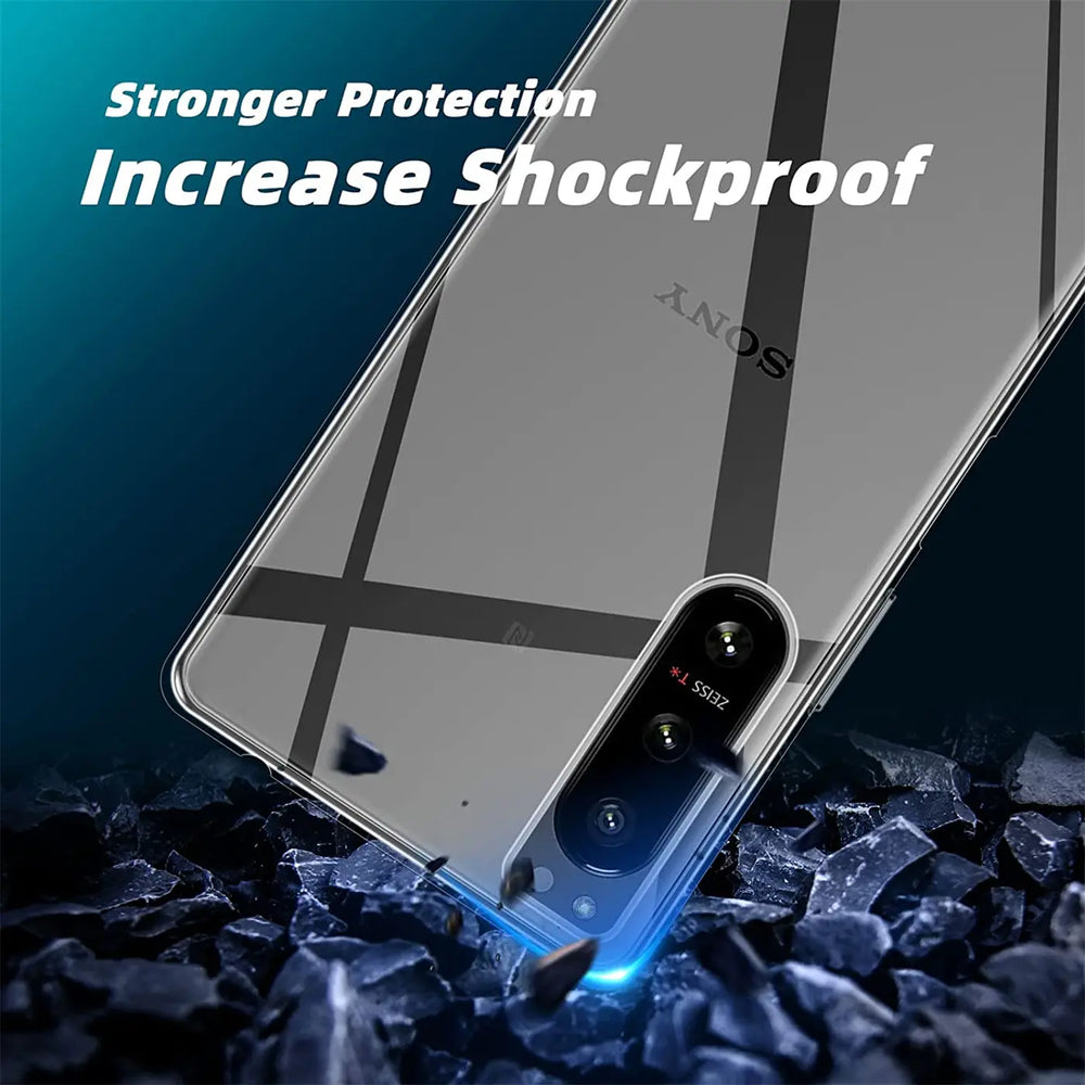 Klares, schlankes Handy-Case aus Kunststoff, schräg von unten auf ein Sony Xperia 5 IV gerichtet.