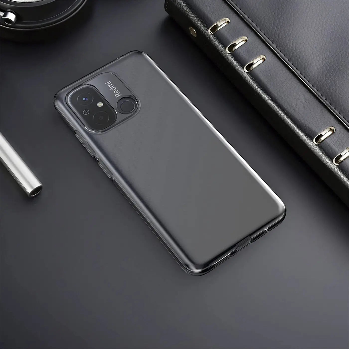 Graues, transparentes Handy-Case aus Kunststoff, von oben links auf einem Xiaomi Redmi 12C.