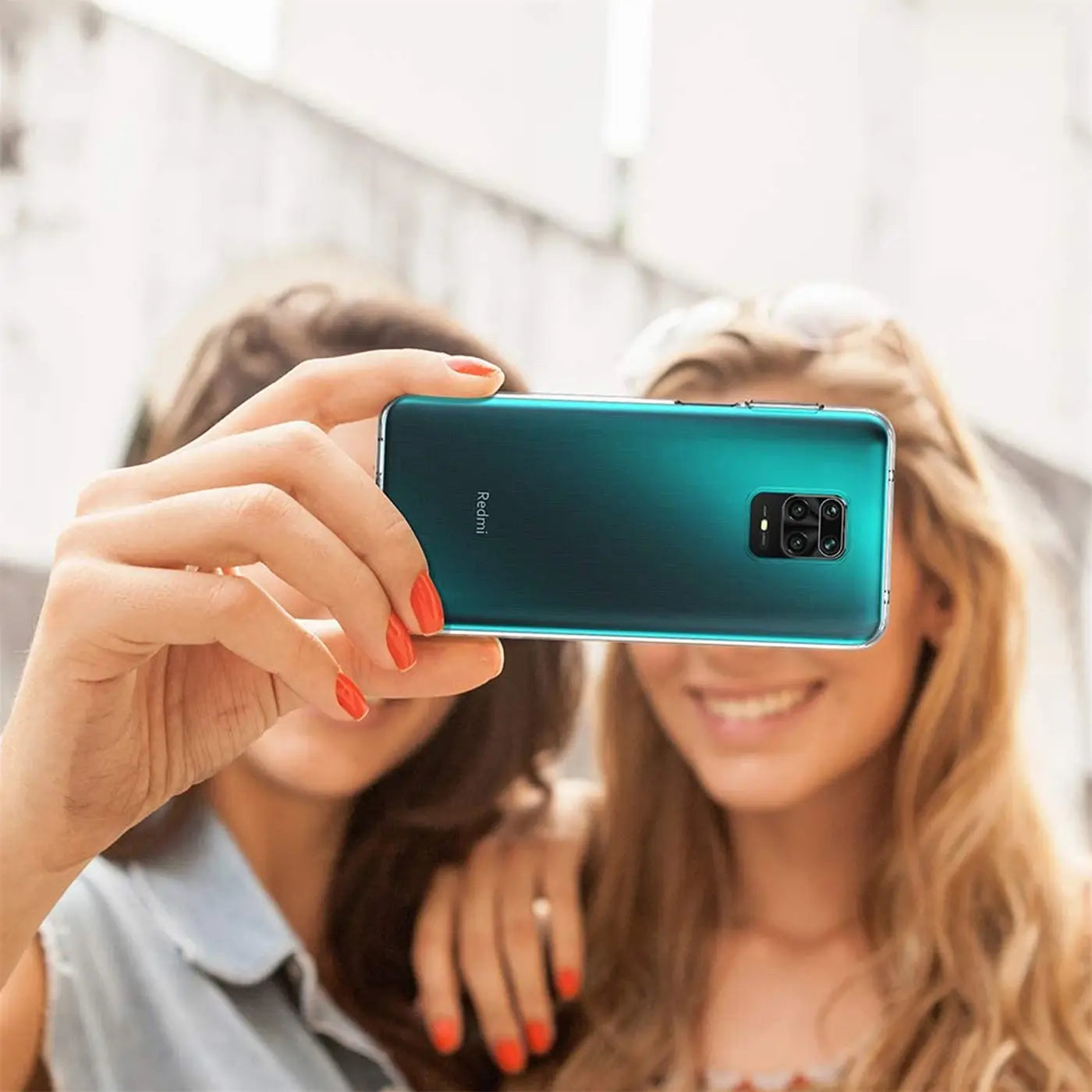 Grünes Xiaomi Redmi Note 9 Pro/9S, Rückseite, von oben, in Händen gehalten